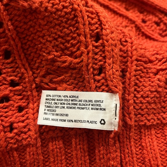 Universal Thread Cropped Button-Down Cable Knit Cardigan in red - Picture 5 of 6